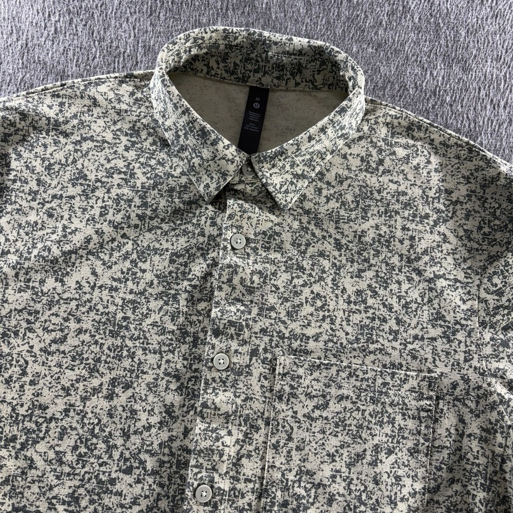 Lululemon Particle Camo Performance Button Up Shirt Green Casual Mens Medium